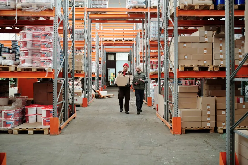 Almacén de distribución con estanterías de picking