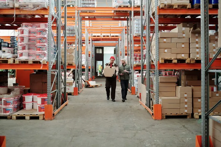 Almacén de distribución con estanterías de picking