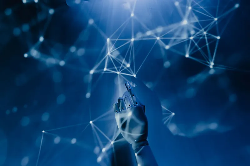 Automatización de procesos empresariales con inteligencia artificial: mano robótica señalando una red de nodos luminosos sobre fondo azul