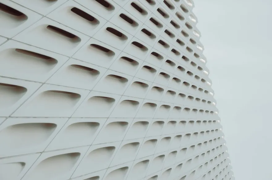 Estructura reticulada de un edificio moderno