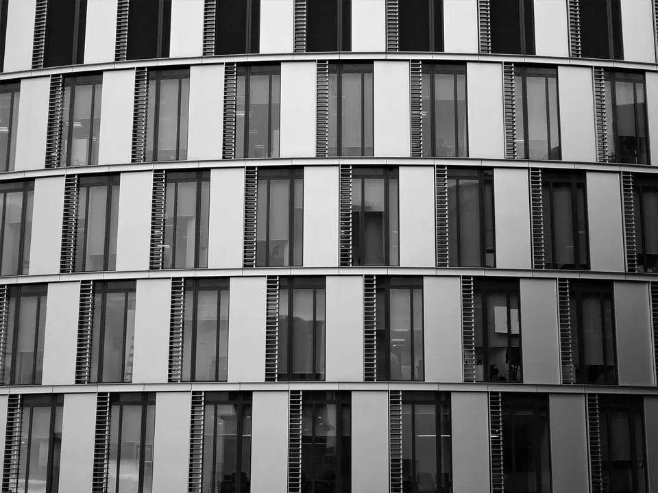 Fachada acristalada de un edificio de oficinas