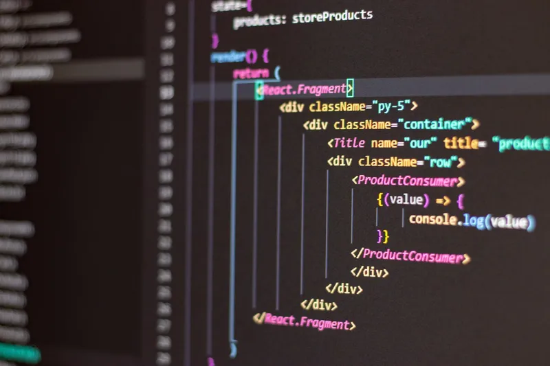 Desarrollo de software a medida para empresas: editor de código en una pantalla, con las etiquetas de un componente resaltadas en colores