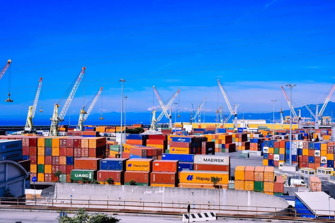Contenedores apilados en una terminal logística
