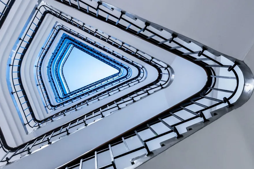 Líneas ascendentes en una estructura arquitectónica