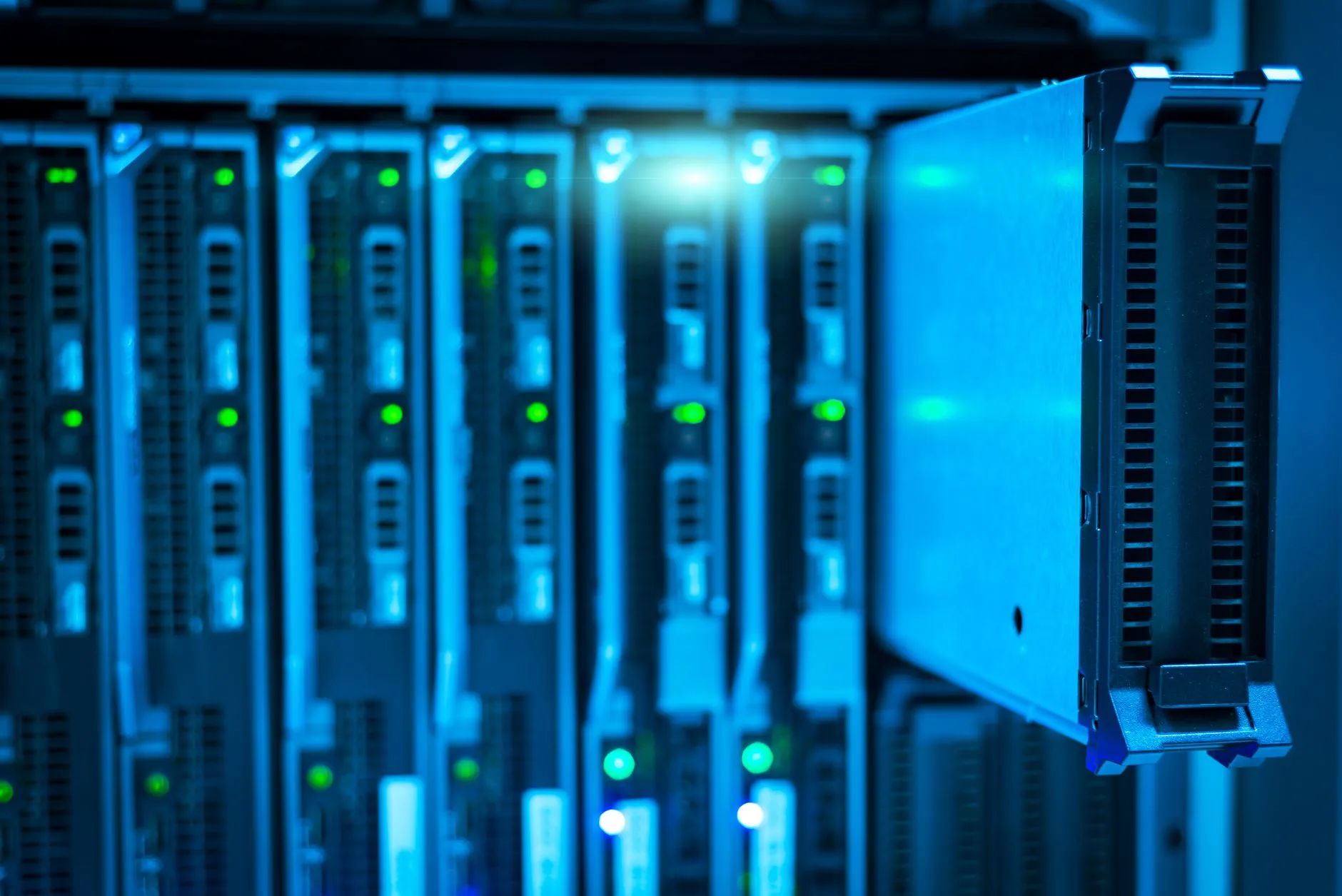 Software a medida, automatización con IA y análisis de datos para empresas: armario de servidores iluminado en azul con uno de sus módulos extraído
