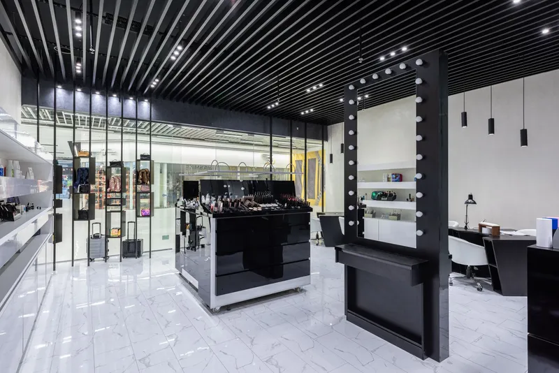 Software, inteligencia artificial y datos para redes de franquicias: interior de una tienda moderna y vacía, con mostrador central y expositores iluminados